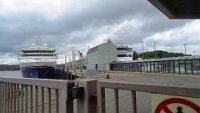 x  DSC05995  cruiseschip en de ferry naar Ullapool (rechts)