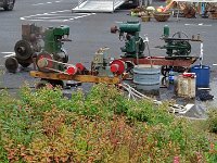 pl  DSC04914  Plaatselijke markt met oude pompen, tractoren en machines.