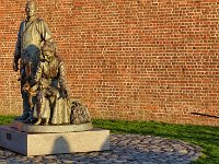 pl  DSC05391  The emigrants statue, Liverpool Royal Albert Dock