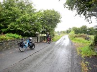 Z50_5269  Schuilen voor de eerste regenbui net buiten Galway. : fietsvakantie, Ierland, Ellen
