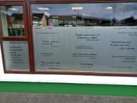 IMG 20220823 152511048  Ierse spreuken op het raam van de apotheek in Dingle : fietsvakantie, Ierland