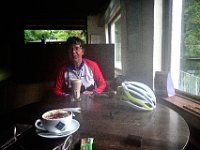 Z50_5898  Capppuchinio en latte Machiato plus een energiereep in het (fesloten) café-restaurant bij het de samenkomst van de 2 rivieren. : fietsvakantie, Ierland, Ellen
