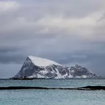 Z63 5788  het eiland Haja ten noorden van Sommaroy, inspiratie voor de Arctic Kathedraal in Tromso