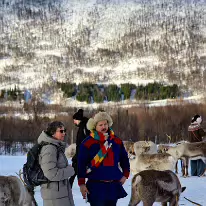 Z63 5906  Ellen met een Sami man/gids te midden van de kudde rendieren