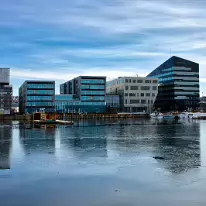 Z63 6066  gebouwen aan de Brattorkaia