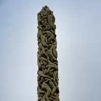 Z63 6103  Monoliet, 21 personen die elkaar helpen om omhoog te komen