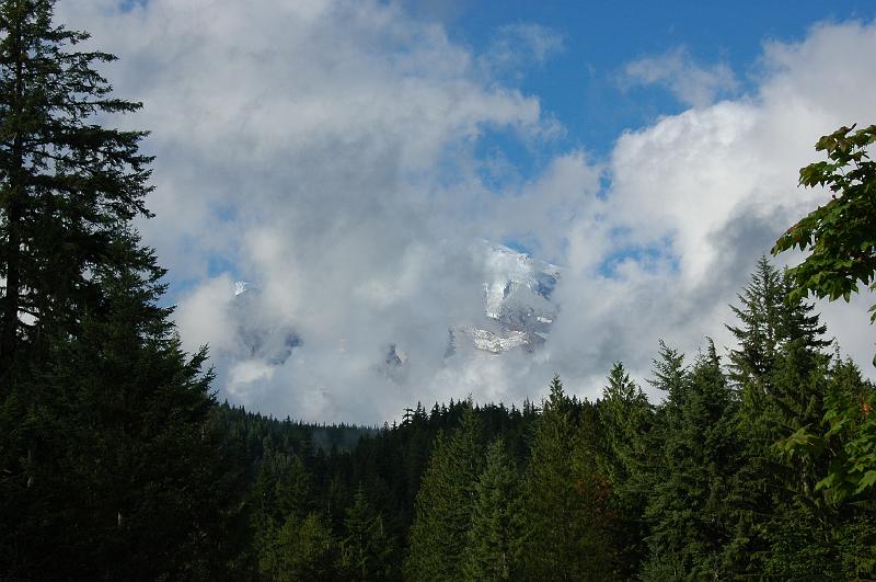 DSC_2109.JPG - Mt Rainier komt door de wolken bij Longmire